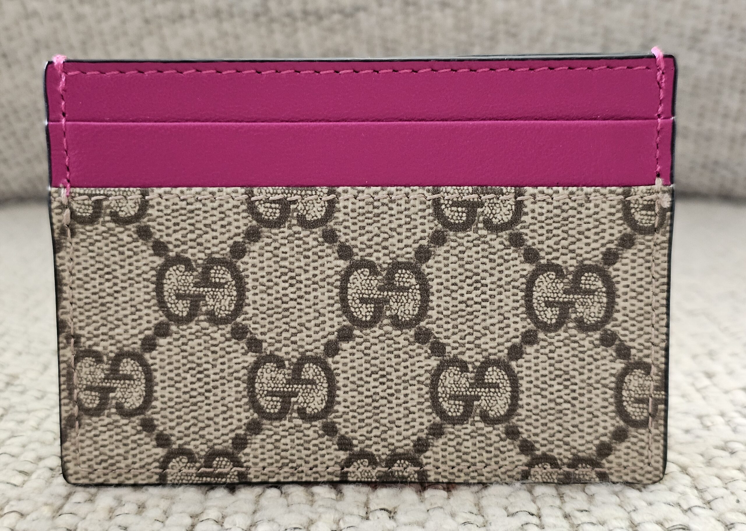 Gucci Essence card holder in beige GG Supreme canvas with vibrant pink calfskin trim