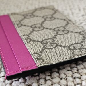 Angled view of the Gucci GG Supreme Essence card holder with pink calfskin trim