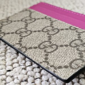 Back of the Gucci Essence card holder in GG Supreme canvas with a pink calfskin slot