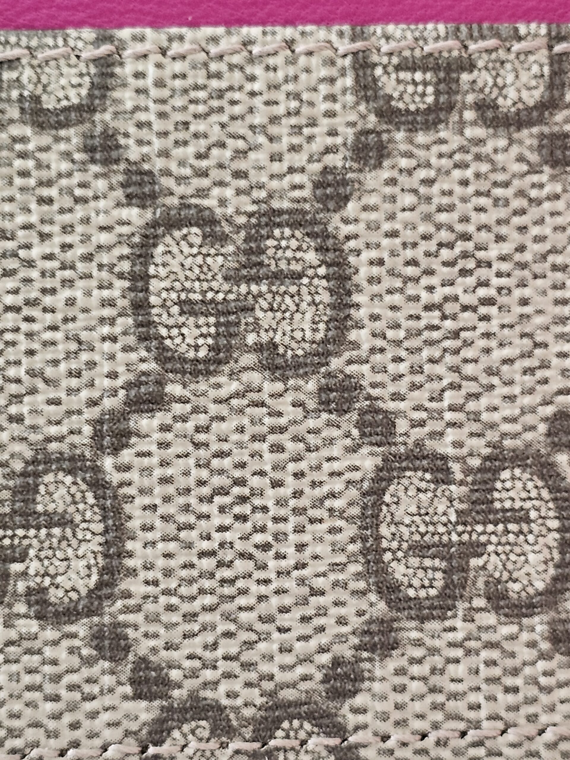 Close-up of the beige and brown GG Supreme canvas on the Gucci Essence card holder