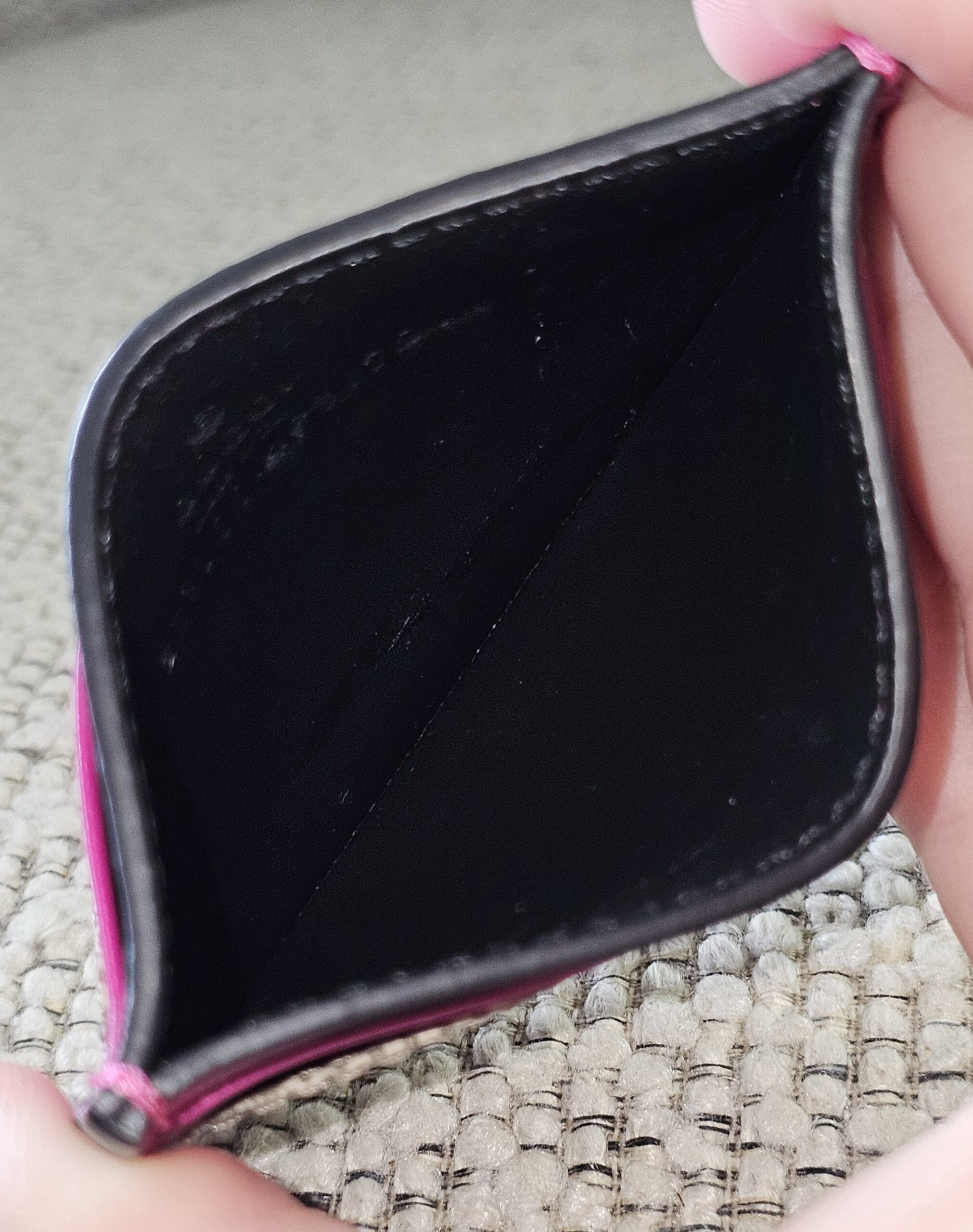 Center compartment of the Gucci Essence card holder lined in black leather