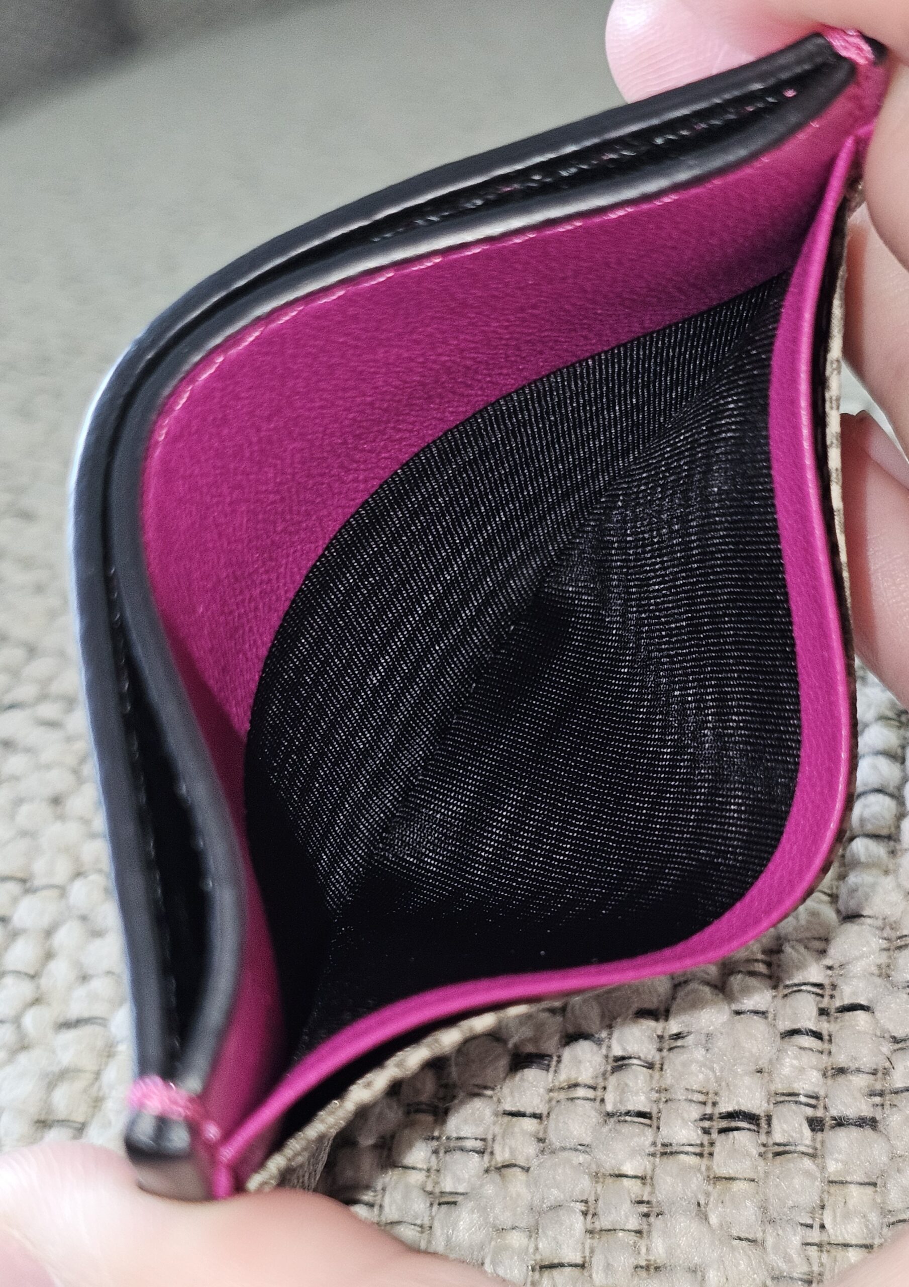 Gucci Essence card holder held open showing the center compartment and pink calfskin