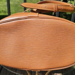 Oval base of the Louis Vuitton Epi Randonnee PM in Cipango Gold Epi leather