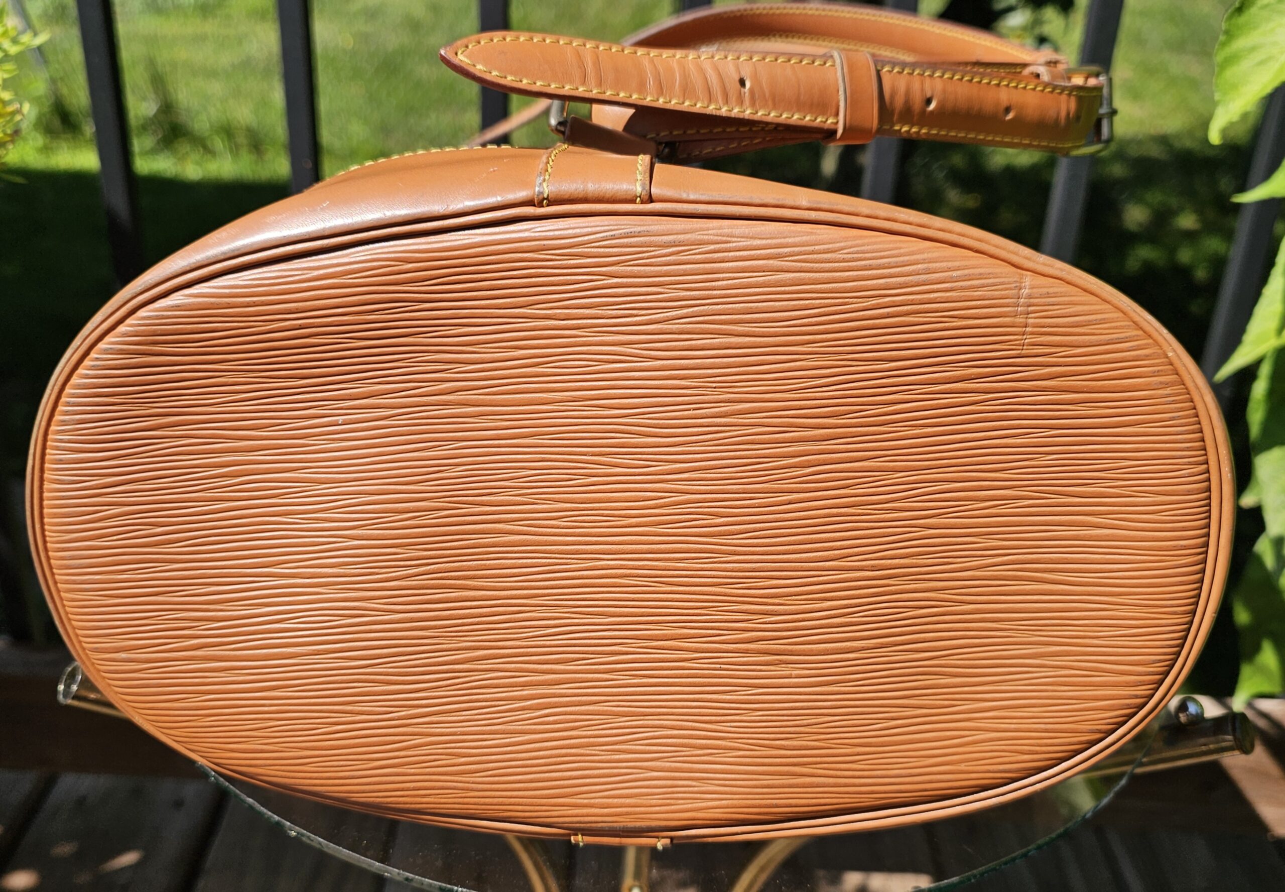 Oval base of the Louis Vuitton Epi Randonnee PM in Cipango Gold Epi leather