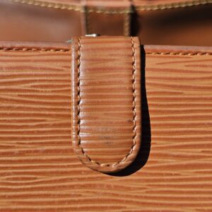 Close-up of the Cipango Gold Epi leather grain on the kisslock wallet