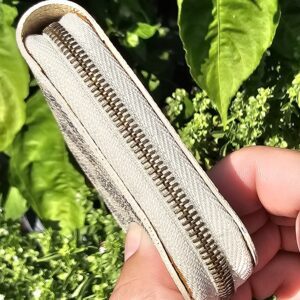 Top of the Louis Vuitton Damier Azur Zippy Coin Purse showing the zip-around closure