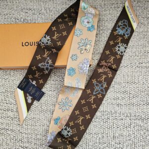 Brown Monogram side of the reversible Louis Vuitton Vivienne in NY BB bandeau with snowflake motifs