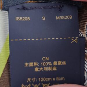 Care label of the Louis Vuitton Vivienne in NY BB bandeau reading 100% silk, 120cm x 5cm, style M98209