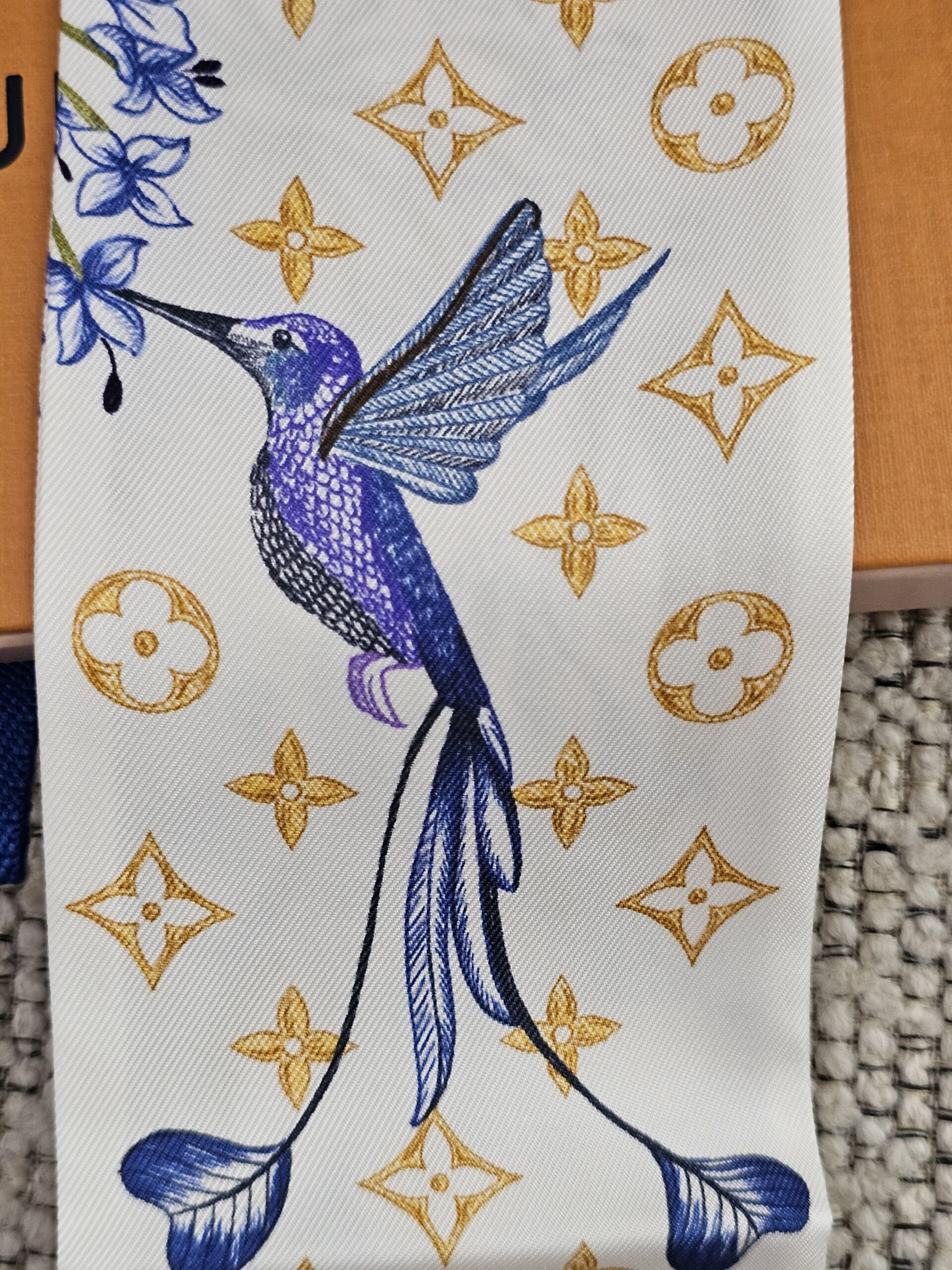 Blue hummingbird and flower printed on the Louis Vuitton Fontaines Parfumees silk bandeau
