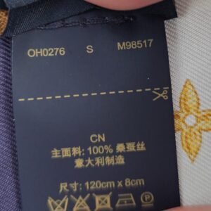 Care label of the Louis Vuitton Fontaines Parfumees bandeau reading 100% silk, 120cm x 8cm, style M98517