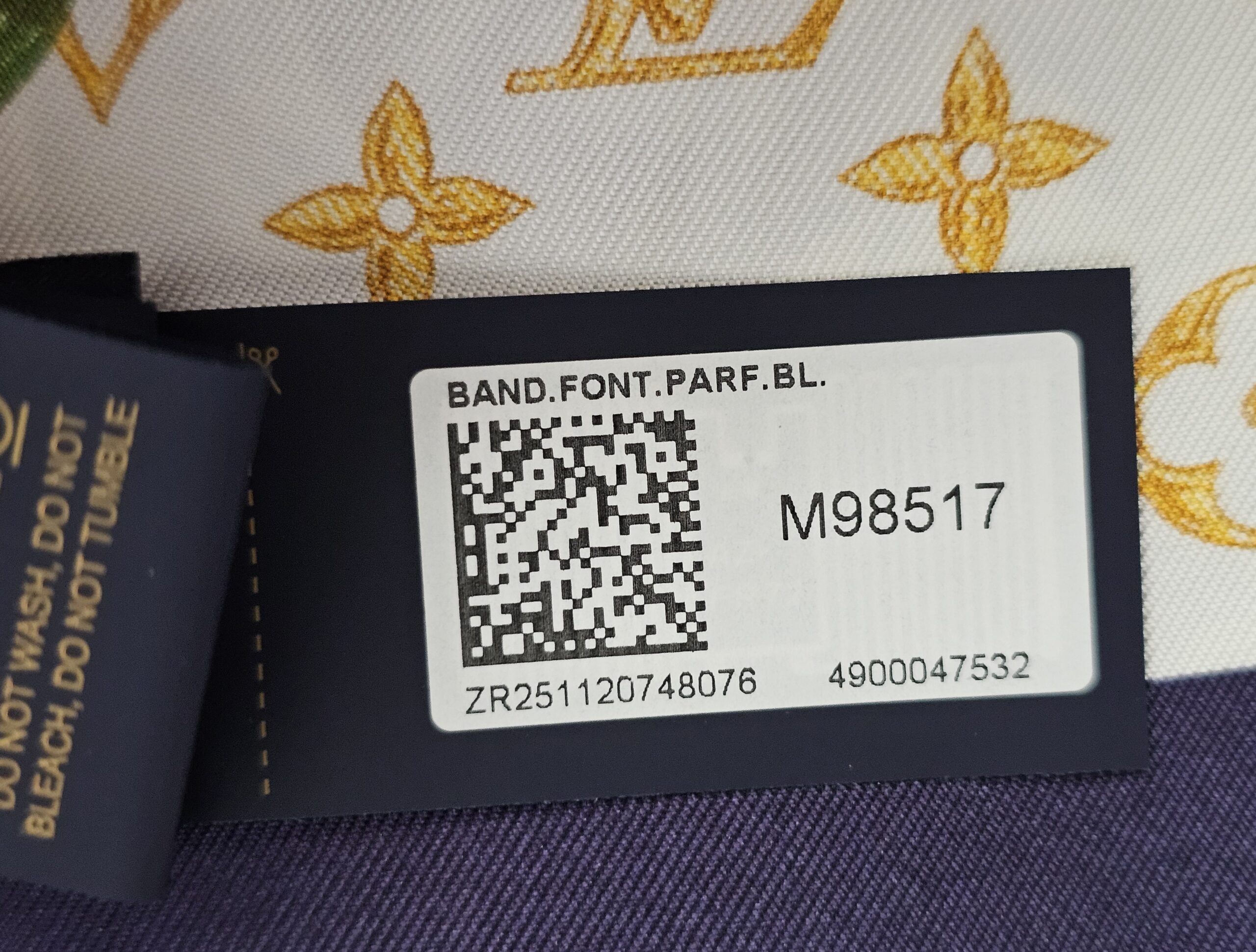 Retail tag for the Louis Vuitton bandeau reading BAND FONT PARF BL with style number M98517