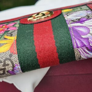 Green and red Web stripe running across the Flora printed GG Supreme canvas of the Gucci Ophidia wallet