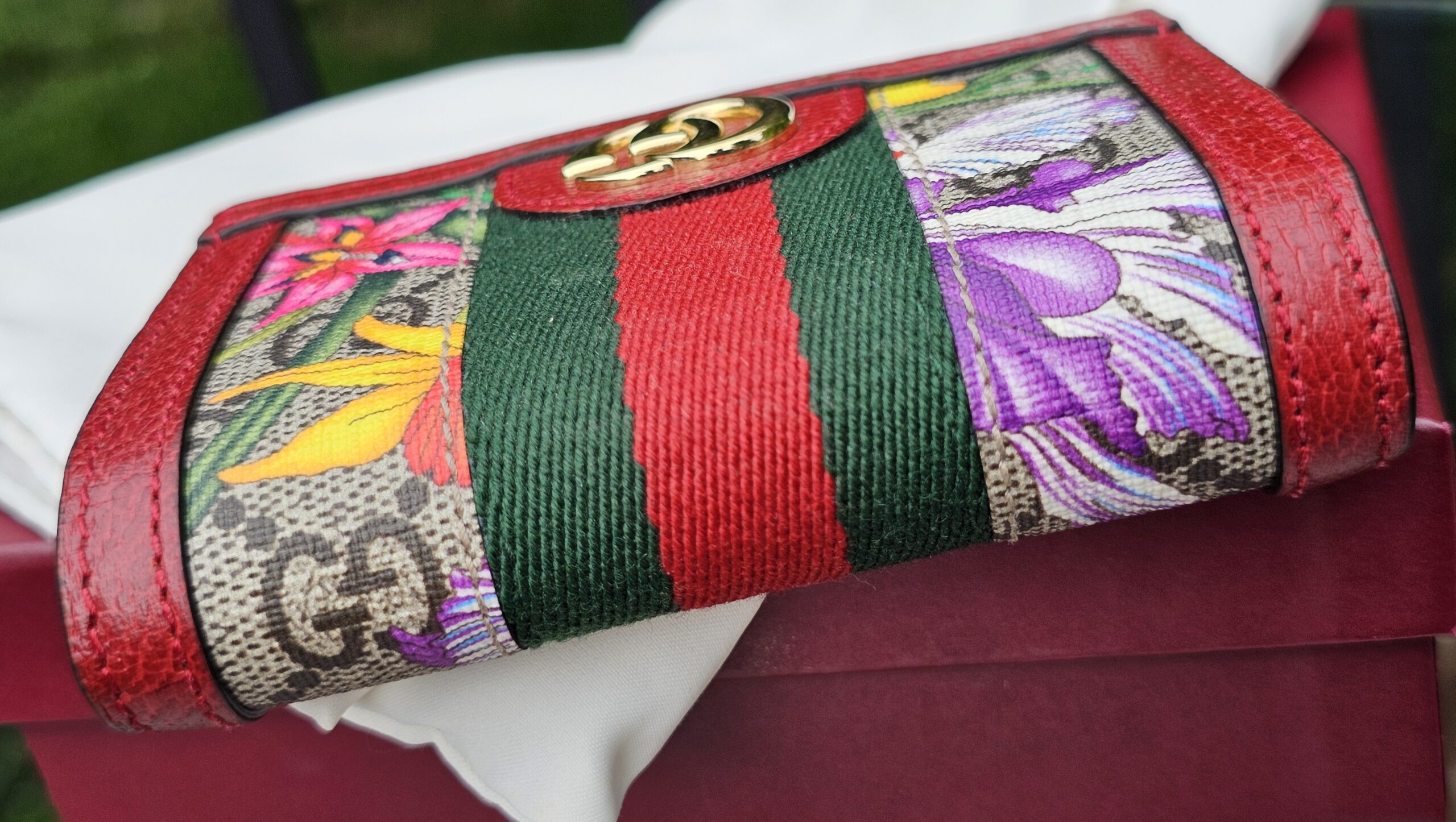 Green and red Web stripe running across the Flora printed GG Supreme canvas of the Gucci Ophidia wallet