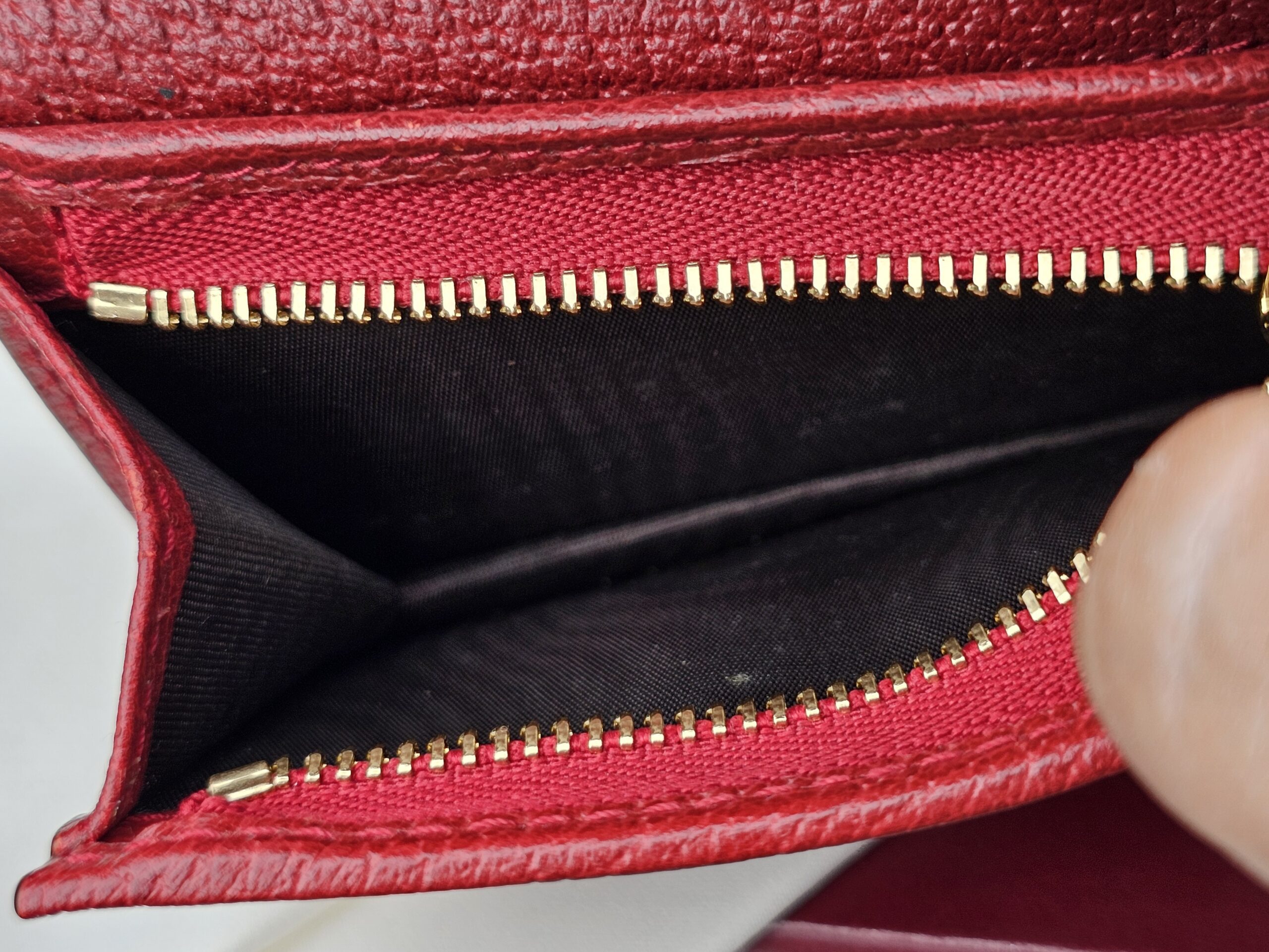 Zippered coin pocket inside the Gucci Flora Ophidia compact wallet