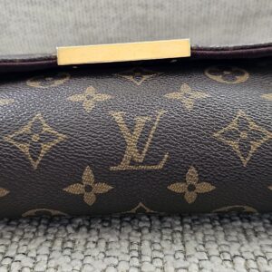 Base of the Louis Vuitton Favorite PM in Monogram coated canvas