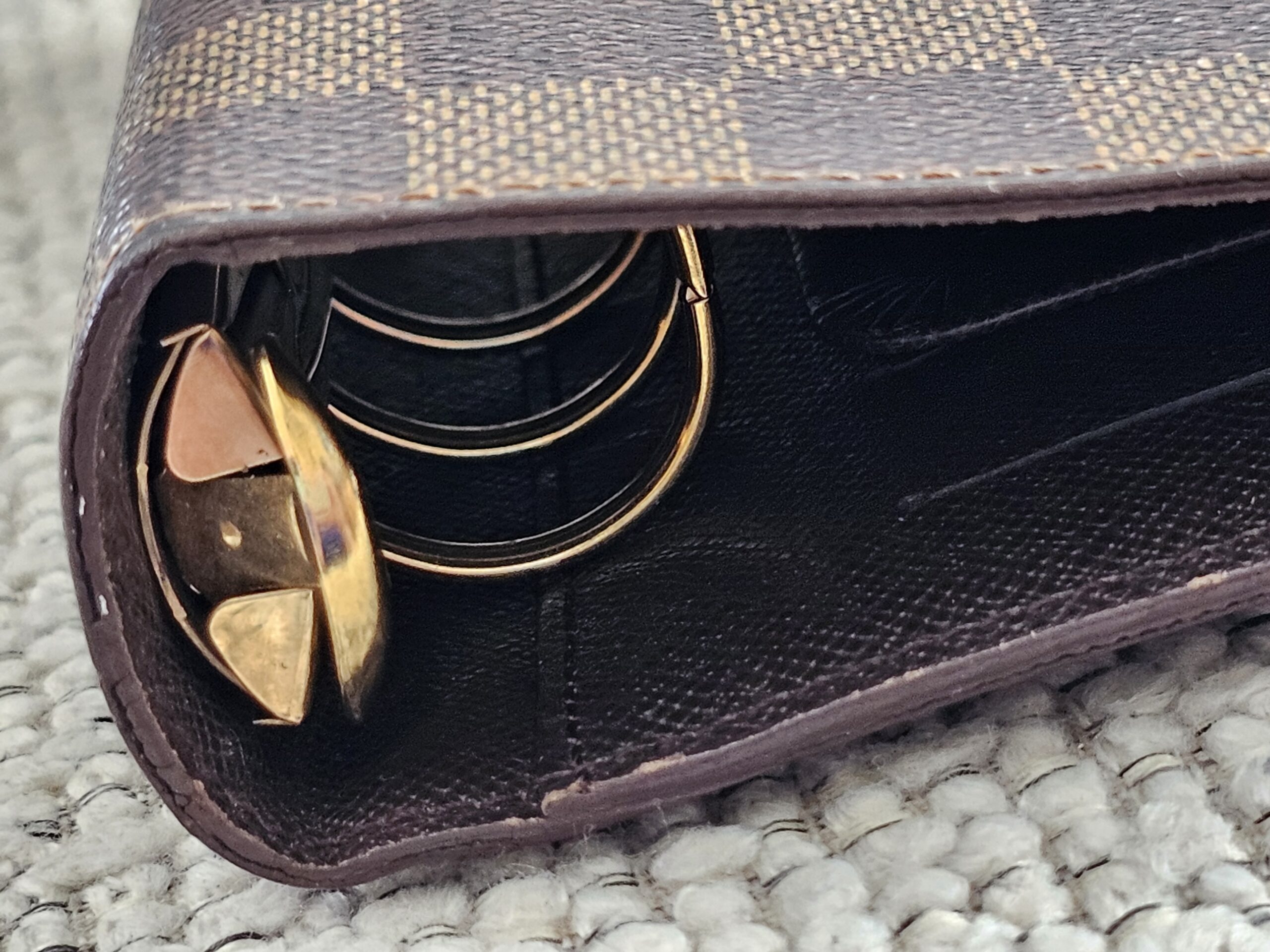 Closed 6-ring hardware inside the Louis Vuitton Medium Ring Agenda