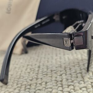 LV logo detailing at the temple of the Louis Vuitton Z0527U shield sunglasses