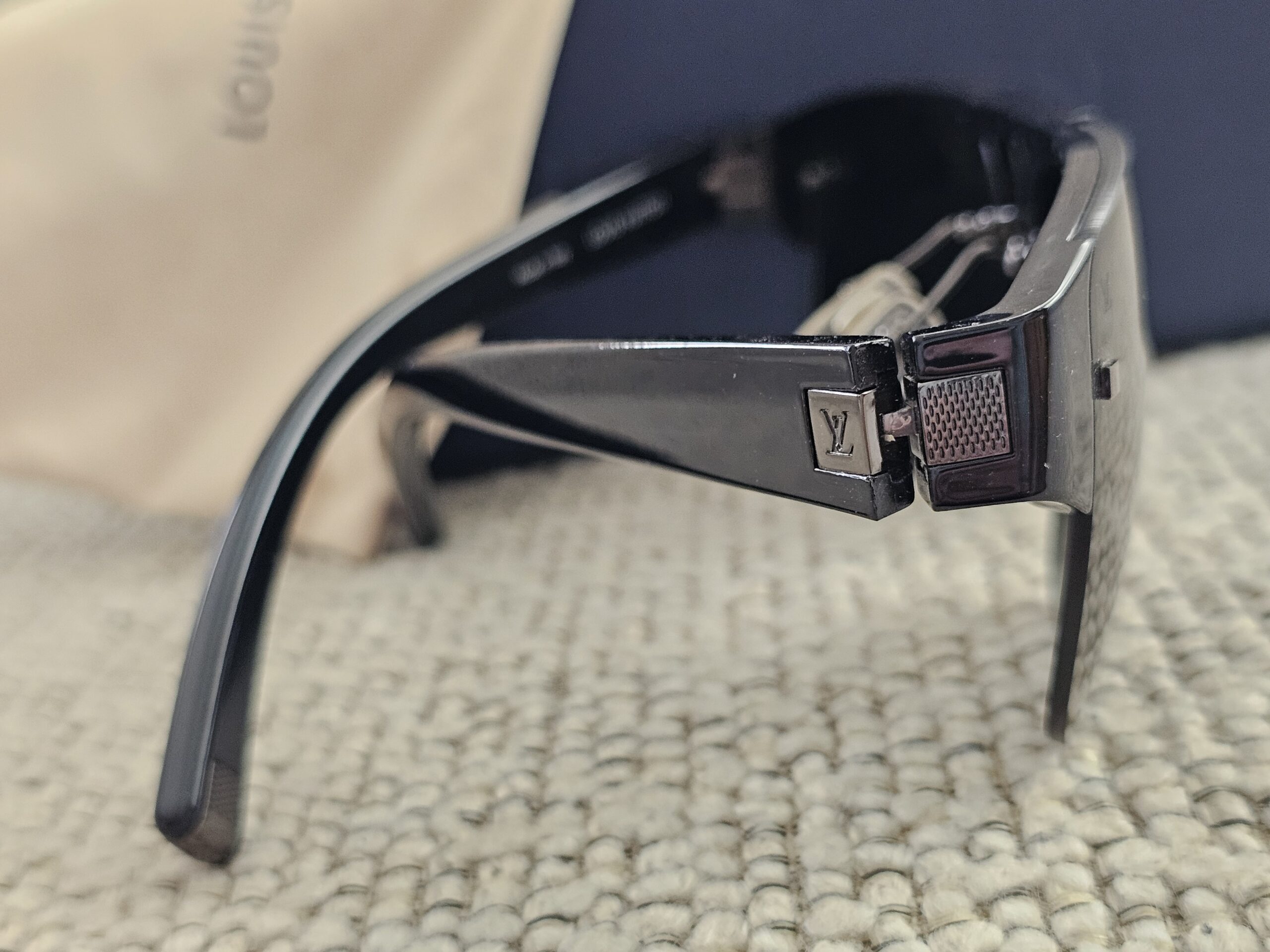 LV logo detailing at the temple of the Louis Vuitton Z0527U shield sunglasses