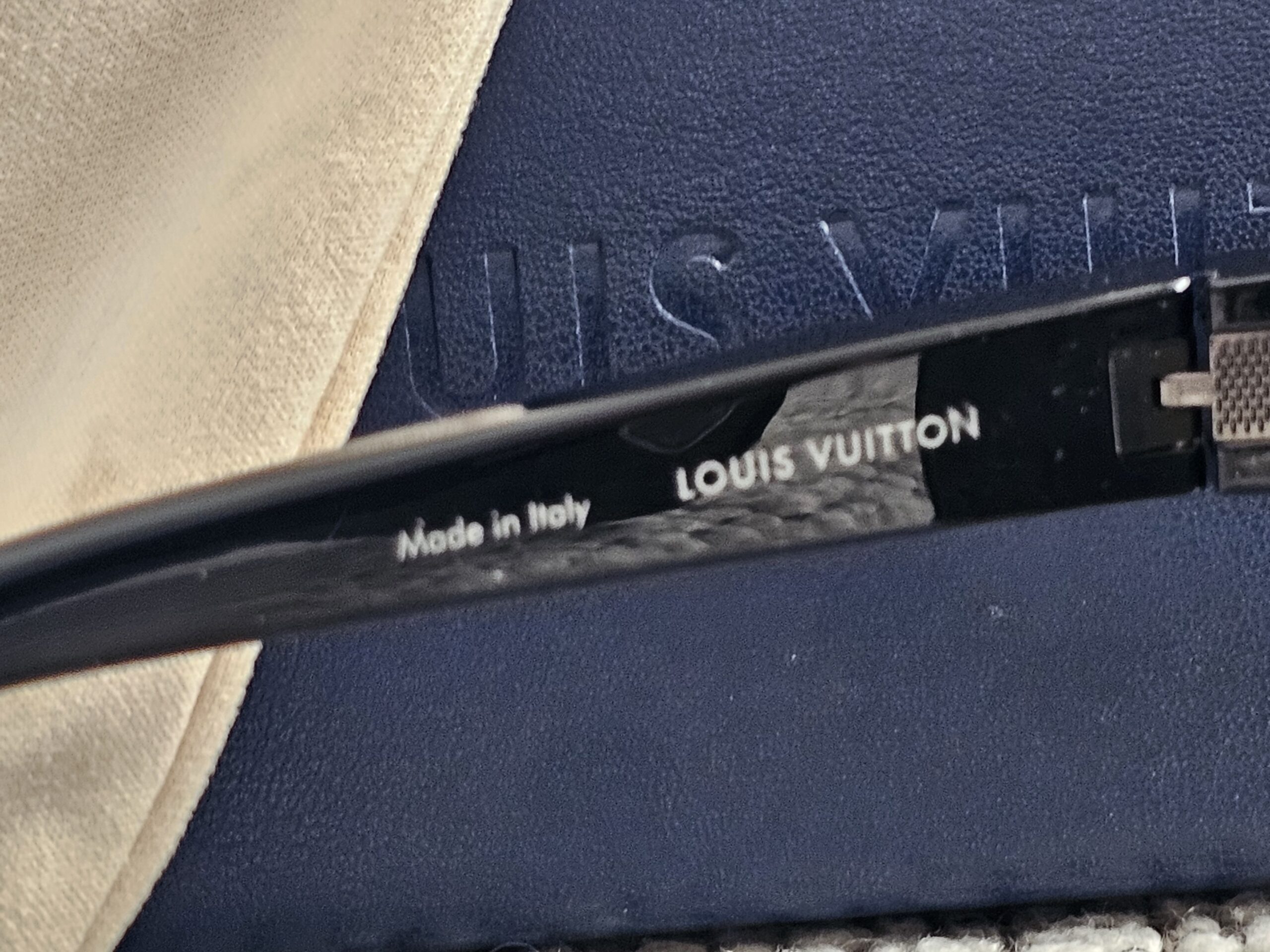 Made in Italy and Louis Vuitton marking on the temple of the Z0527U sunglasses
