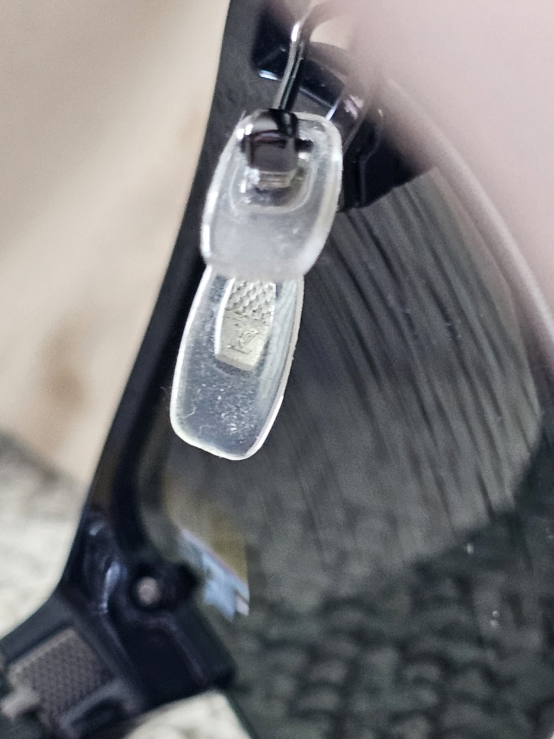 Nose pads and bridge of the Louis Vuitton Z0527U shield sunglasses