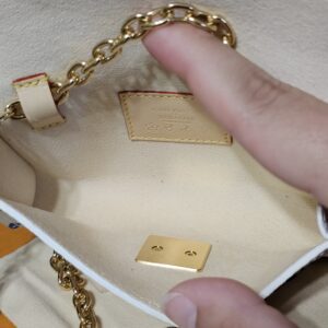 Interior of the pouch with the chain attachment