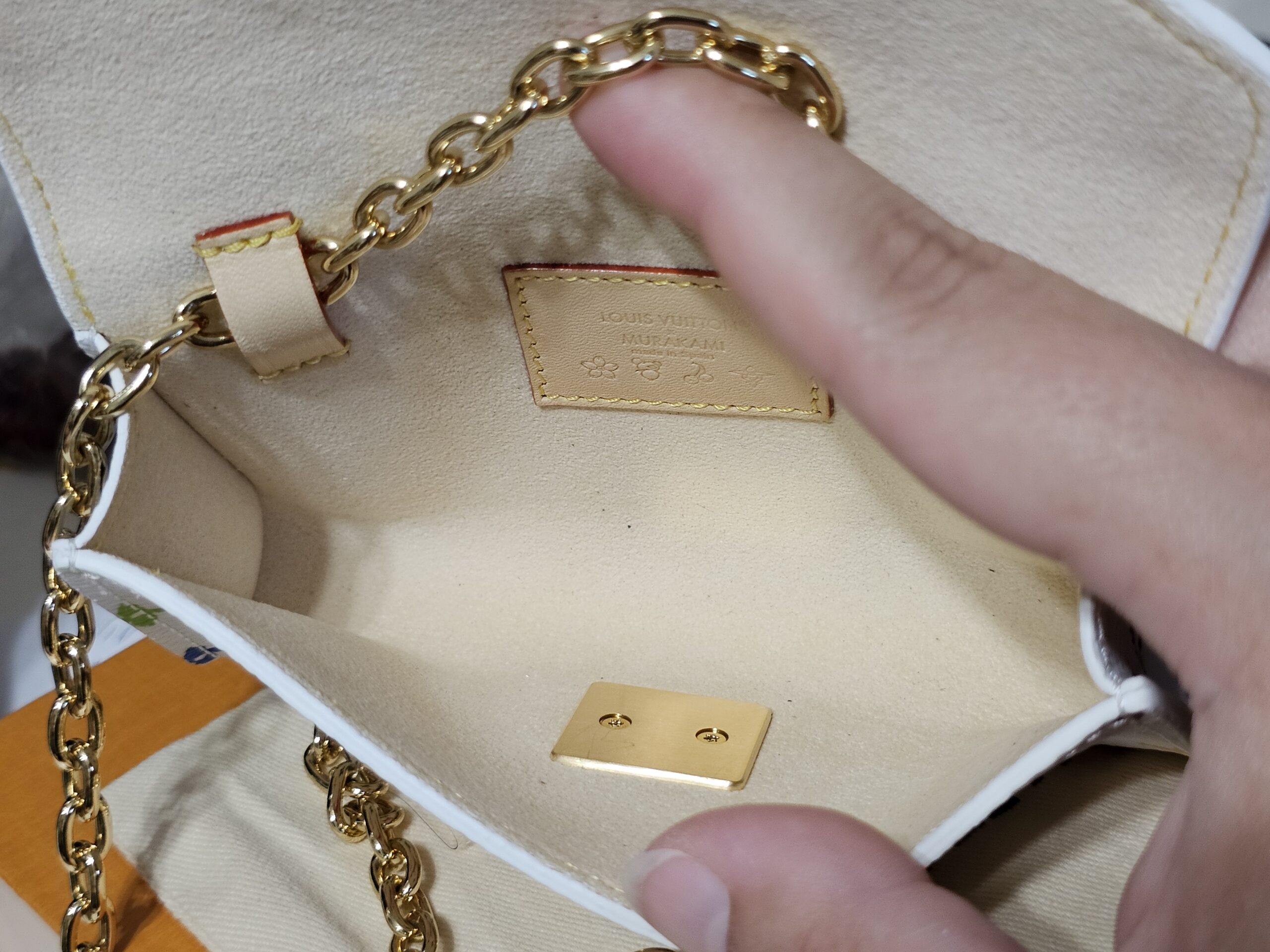Interior of the pouch with the chain attachment