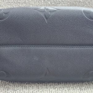 Base of the black Giant Monogram Empreinte Speedy Bandouliere 25 with embossed monogram