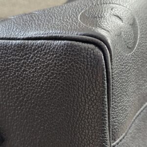Close-up of the piping and edge on the black Empreinte Speedy Bandouliere 25