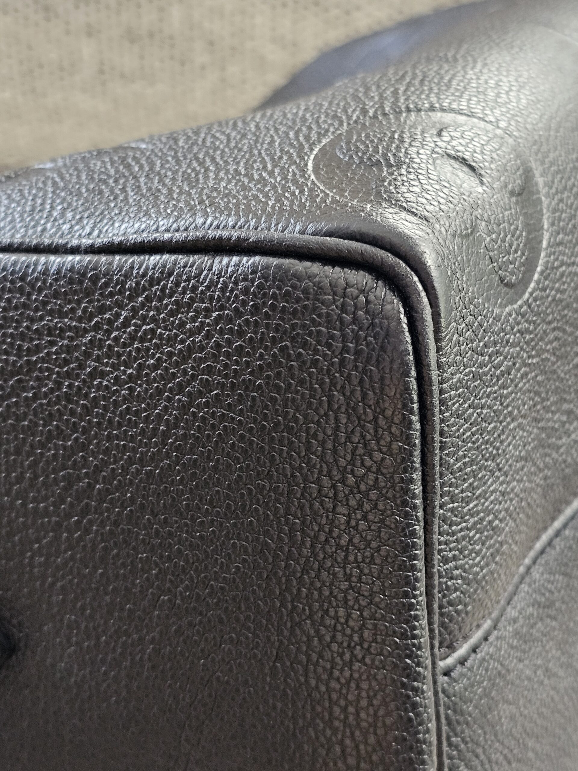 Close-up of the piping and edge on the black Empreinte Speedy Bandouliere 25
