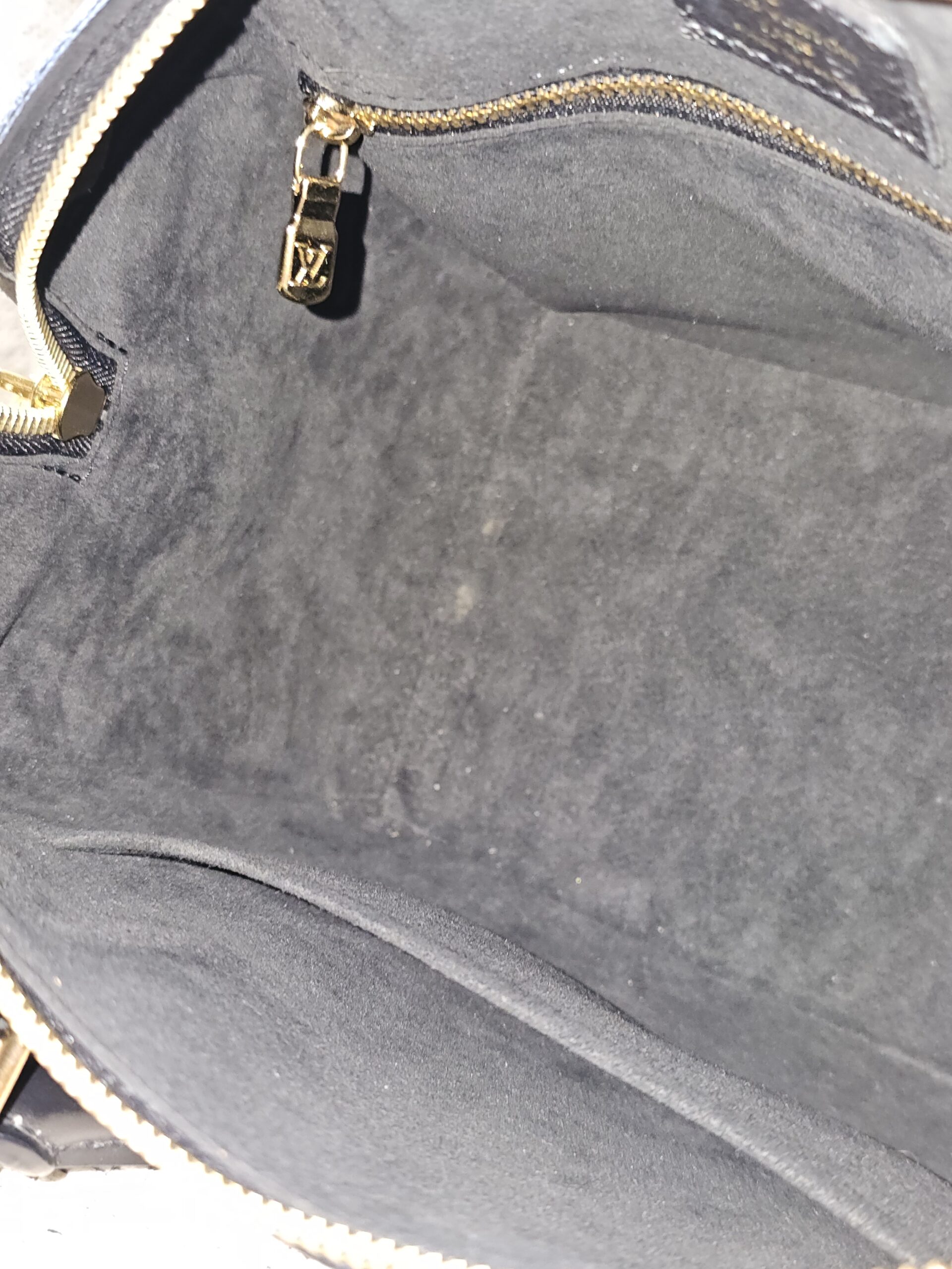 Interior slip pocket in the gray lining of the Empreinte Speedy Bandouliere 25