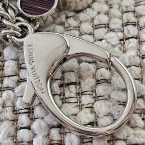LOUIS VUITTON engraved on the silver-tone lobster clasp of the Fleur de Epi bag charm