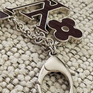 Silver-tone chain linking the plum Epi flower and LV motifs on the Fleur de Epi bag charm
