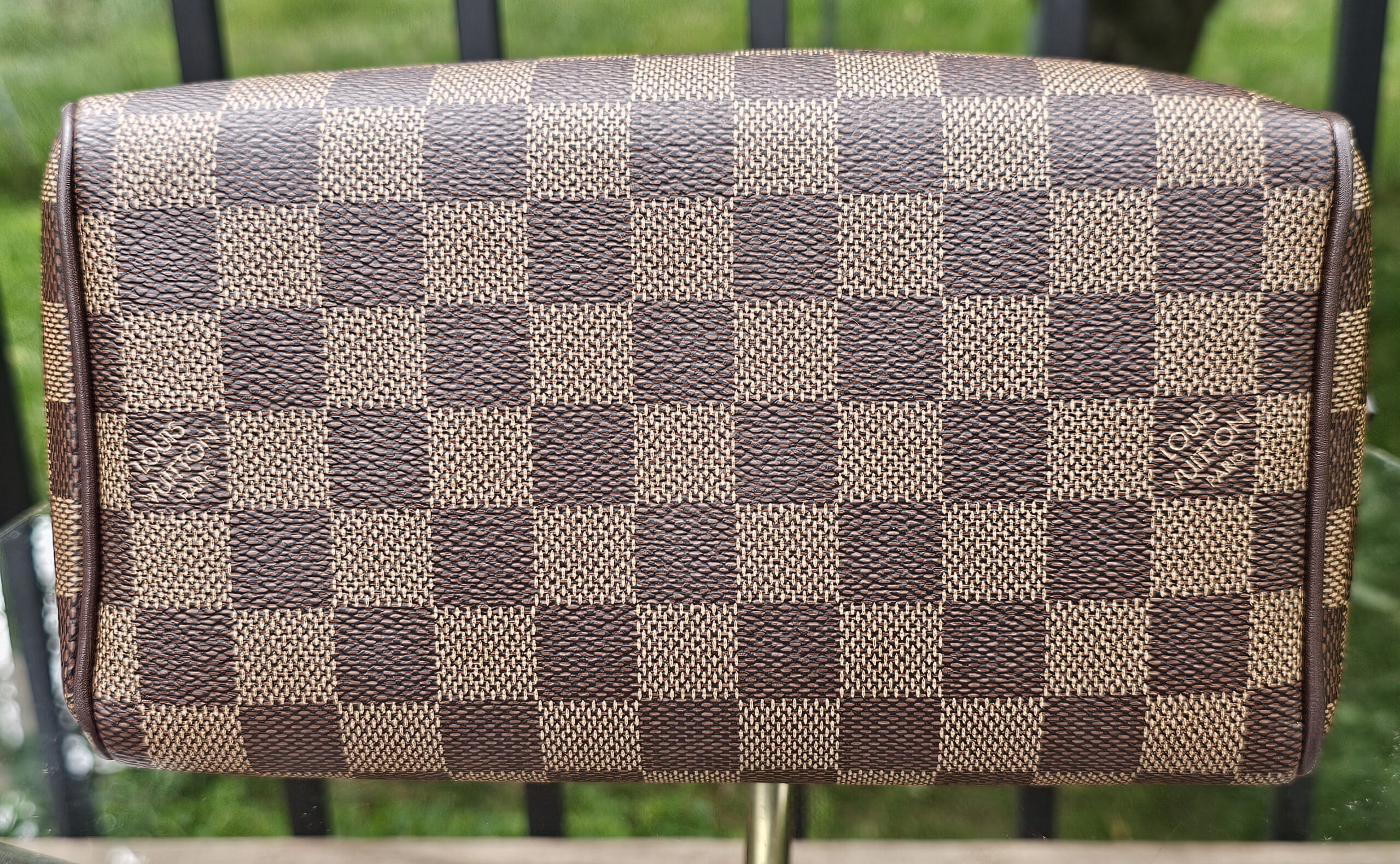 Base of the Damier Ebene Speedy Bandouliere 20 showing the canvas and leather trim