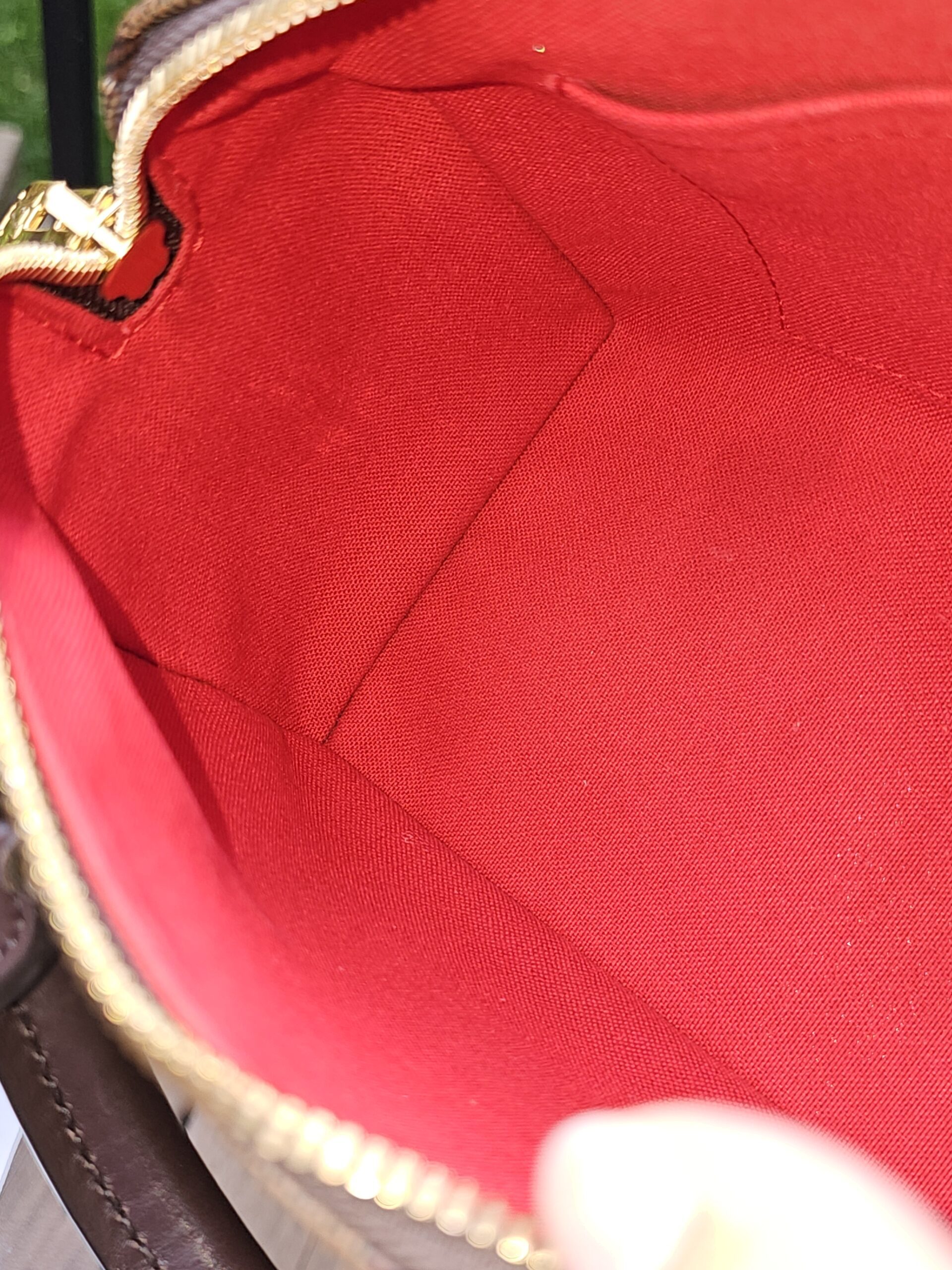 Red fabric lining inside the Damier Ebene Speedy Bandouliere 20