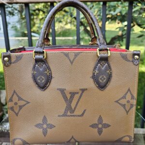 Reverse side of the Giant Reverse Monogram OnTheGo PM with the giant monogram pattern