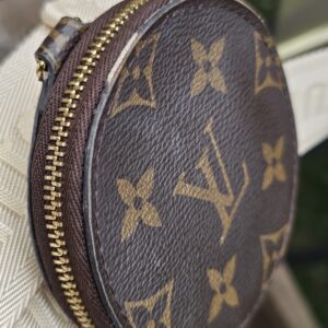 Zip edge of the Monogram round pouch