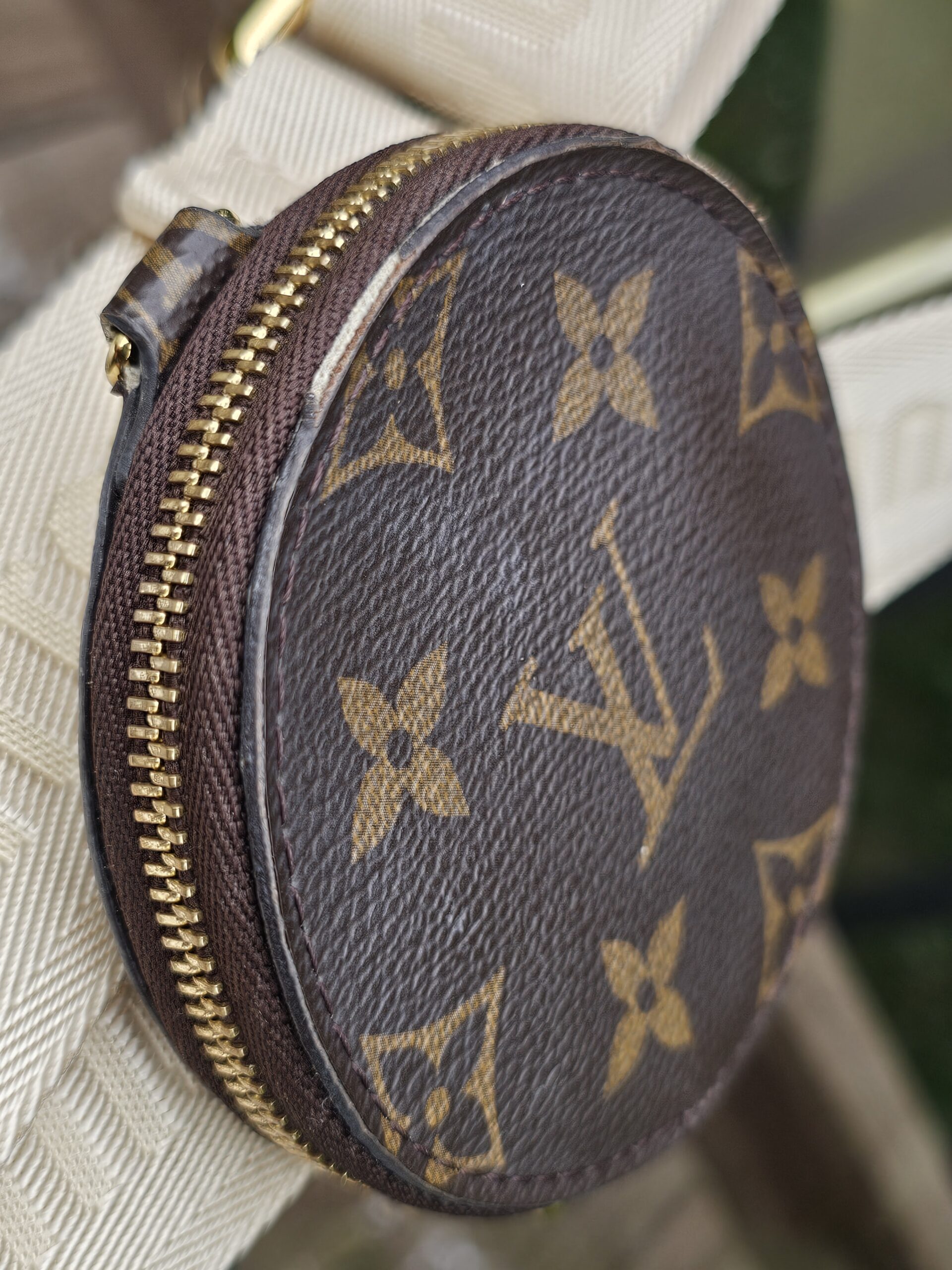 Zip edge of the Monogram round pouch