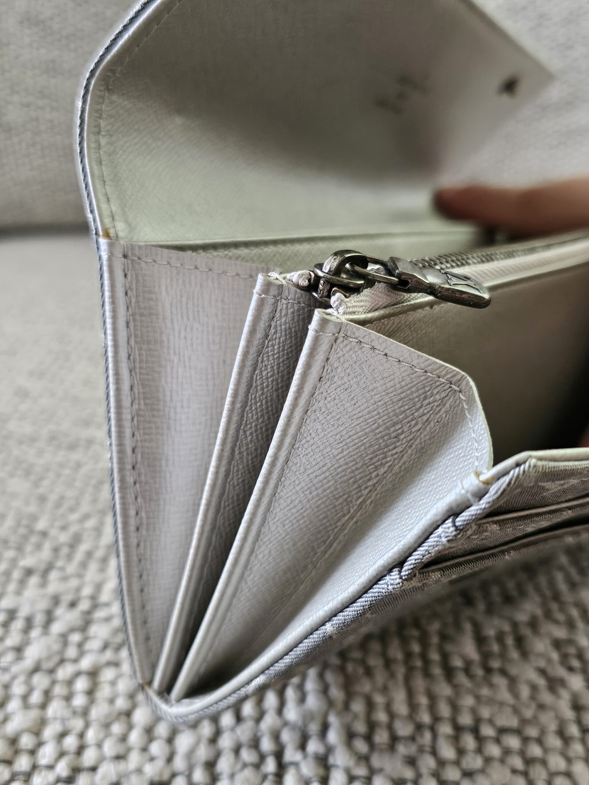 Bill compartments and light leather lining inside the Mini Lin Sarah Wallet