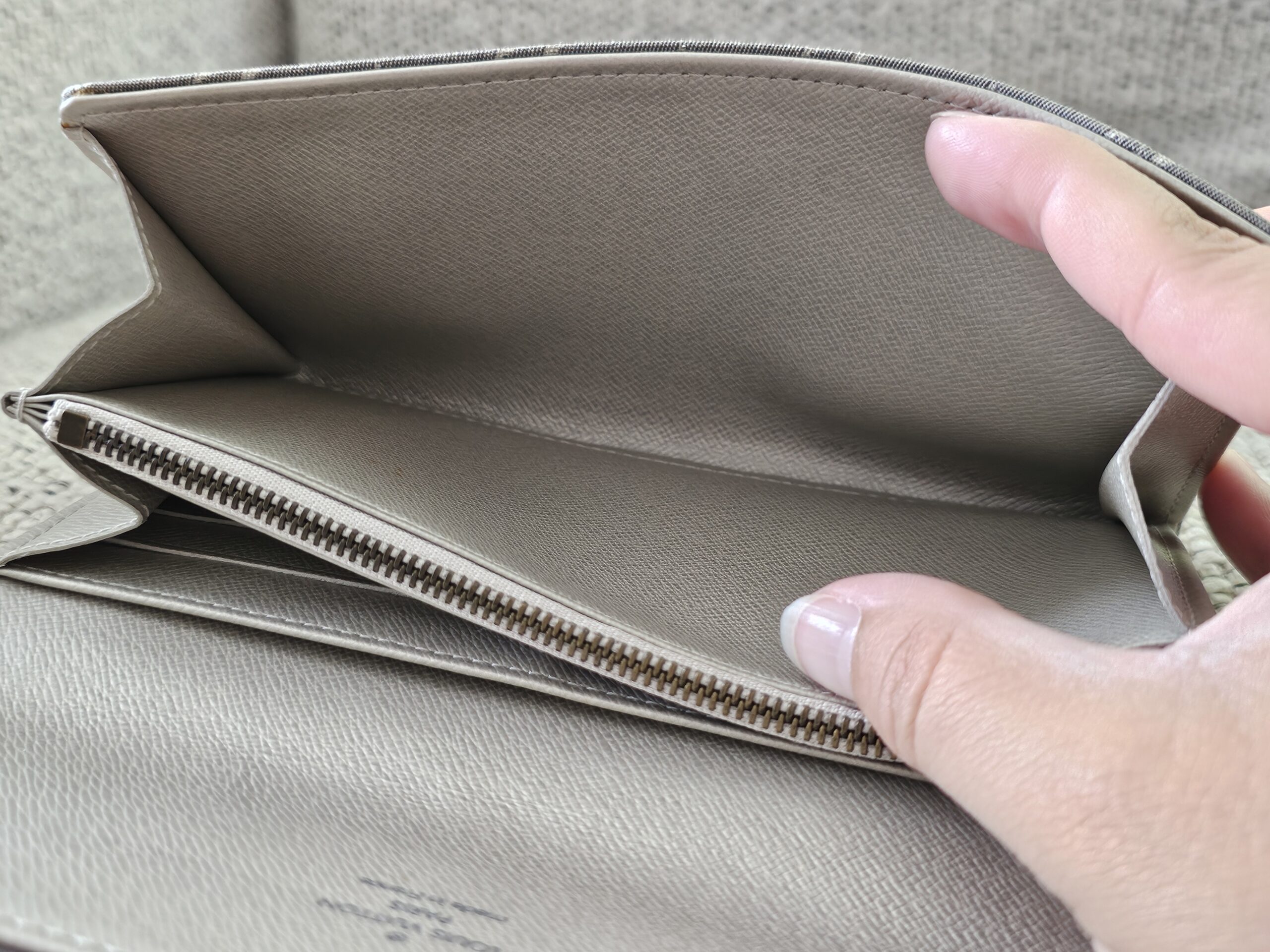 Interior lining of the gray Mini Lin Sarah Wallet, clean with light signs of use