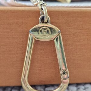 Gold-tone Louis Vuitton signature hook on the chain of the Recto Verso card holder