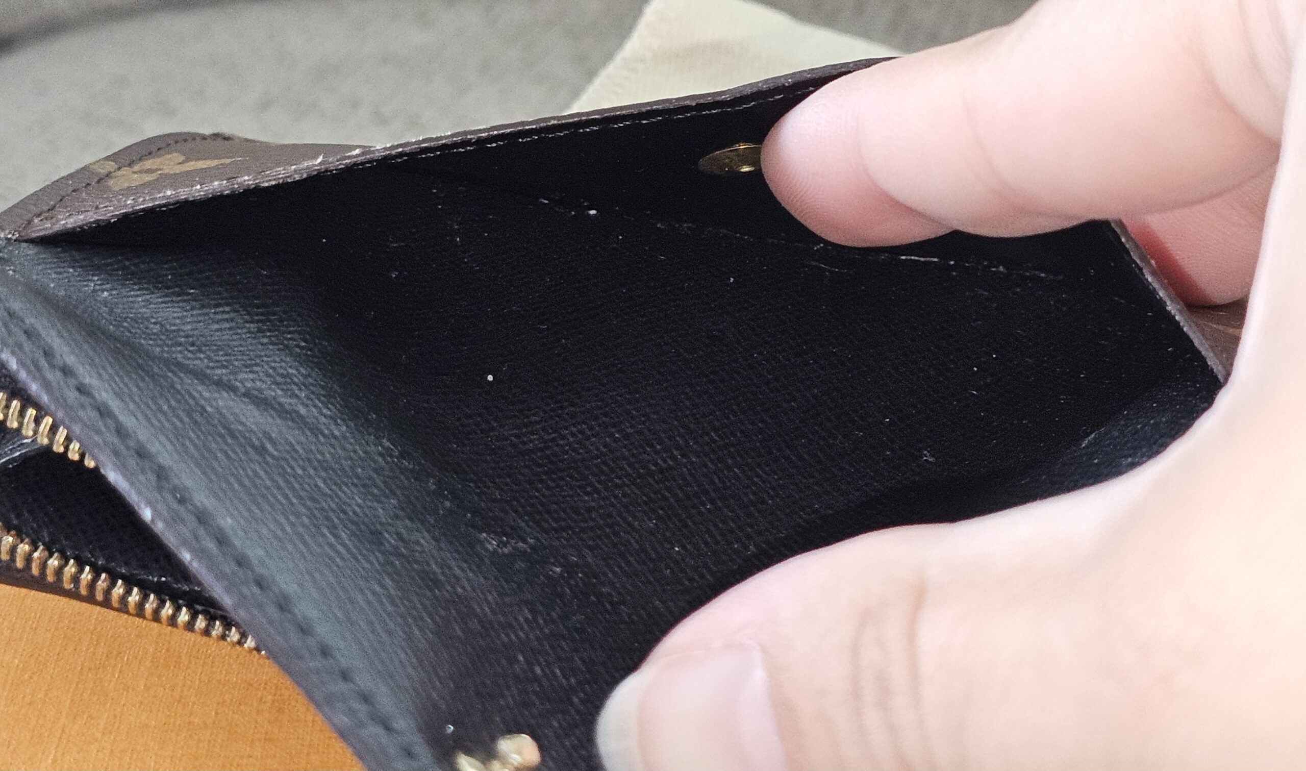 Interior of the Recto Verso card holder showing light normal wear