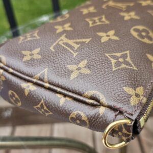 Base and leather piping of the Monogram large pochette, clean with no cracking