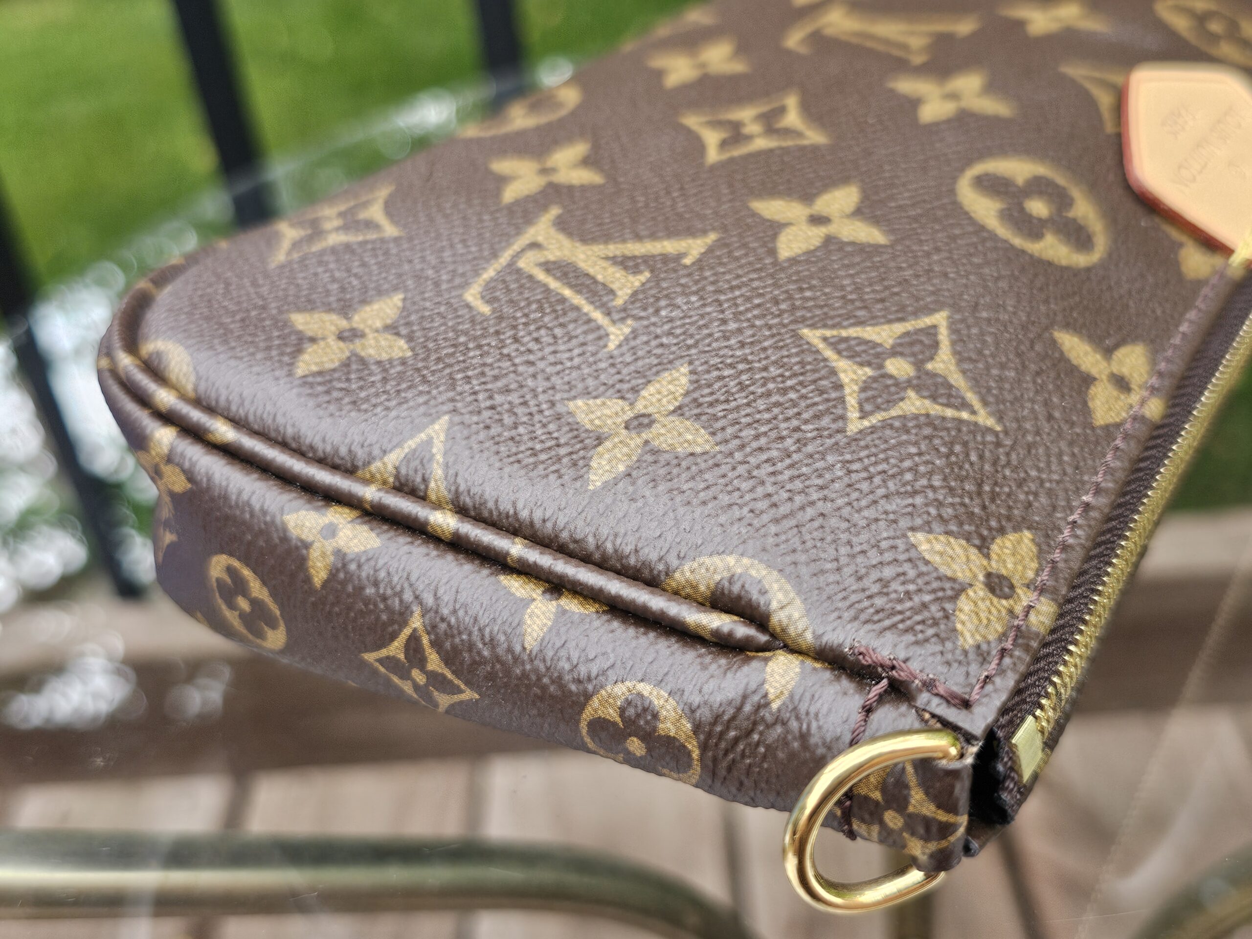 Base and leather piping of the Monogram large pochette, clean with no cracking