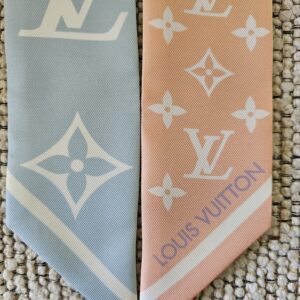 Both ends of the LV Aurora Nano bandeau with LOUIS VUITTON lettering