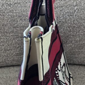 Opposite side panel of the Dioramour D-Chess Heart Book Tote
