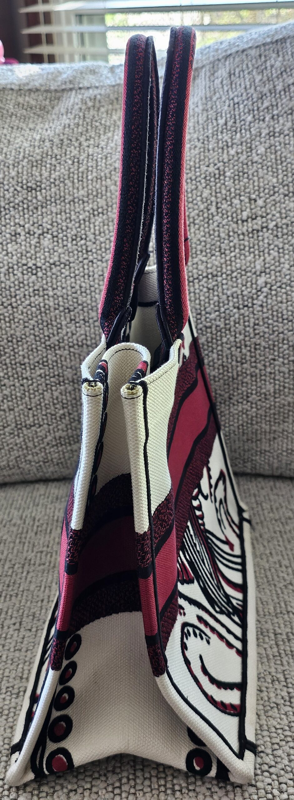 Opposite side panel of the Dioramour D-Chess Heart Book Tote