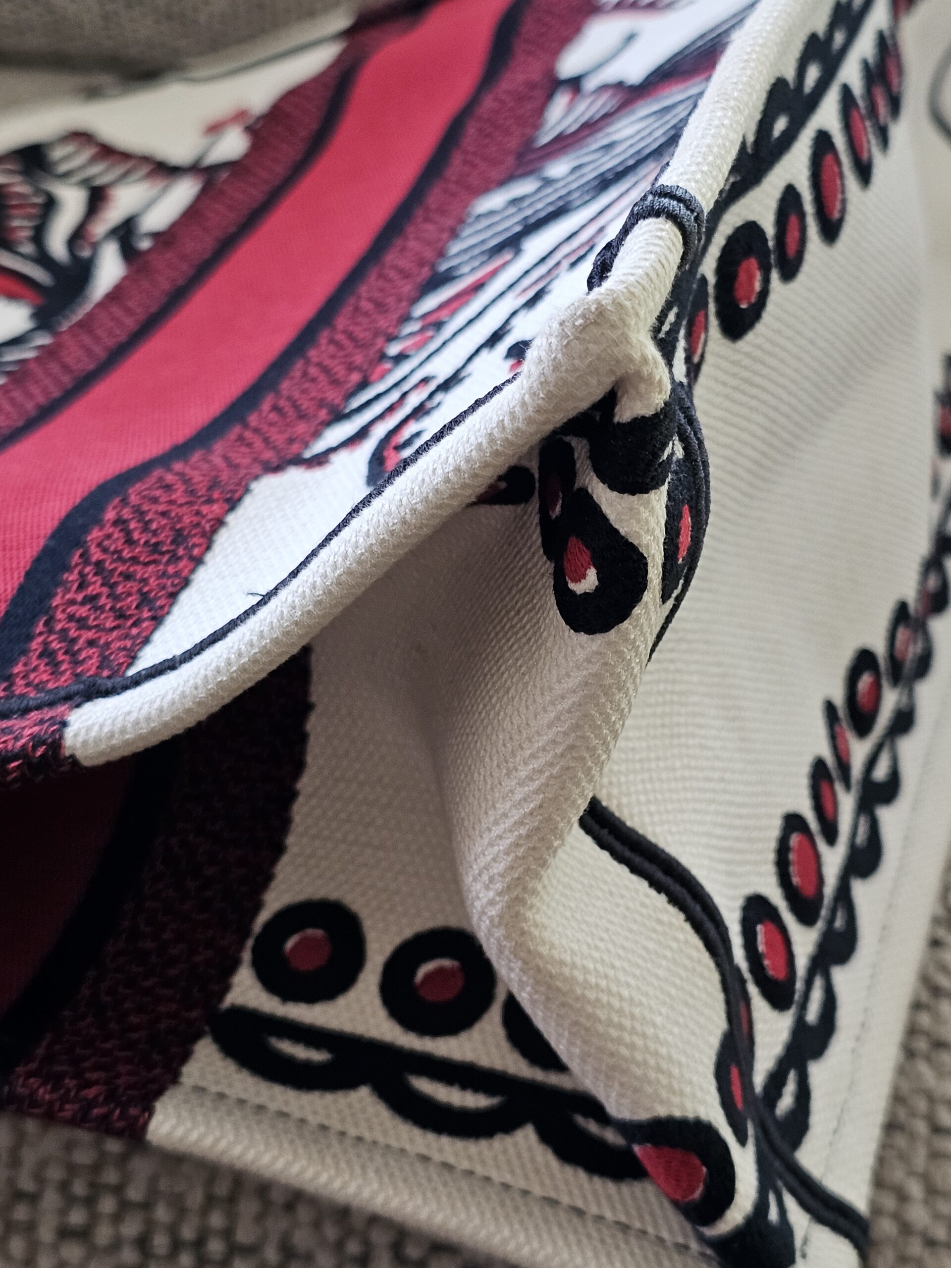Corner edge of the Dioramour D-Chess Heart Book Tote showing rubbing