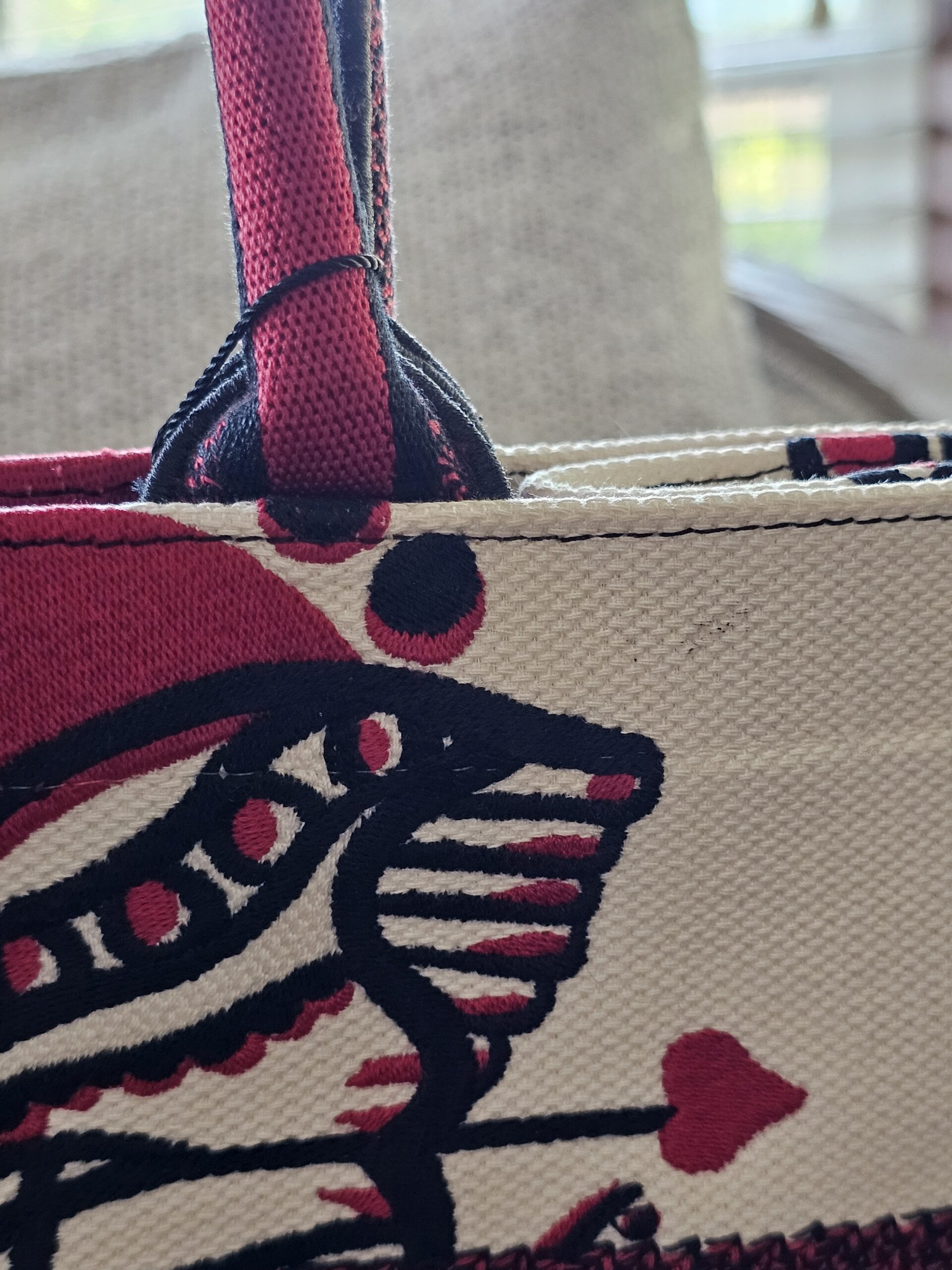 Heart and arrow detail in the D-Chess Heart embroidery near the handle