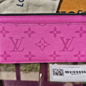 Fuchsia Taigarama coin card holder with its retail tag showing reference M30777