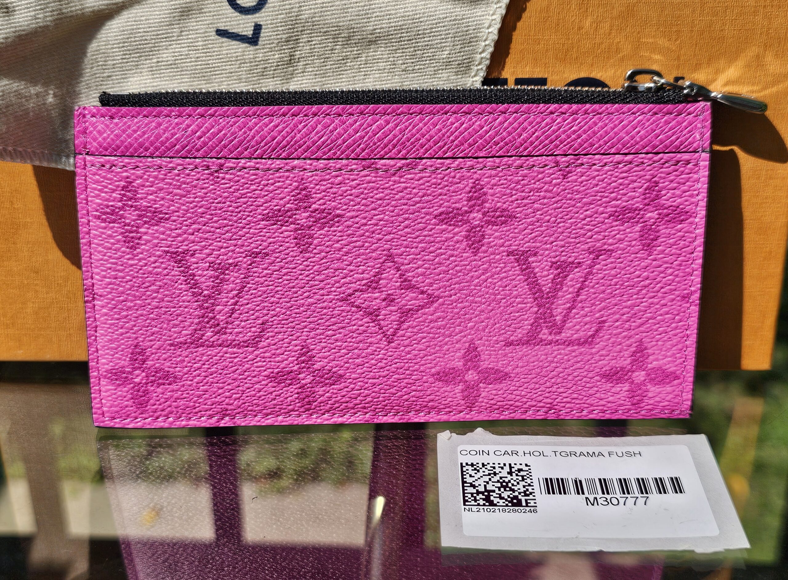 Fuchsia Taigarama coin card holder with its retail tag showing reference M30777